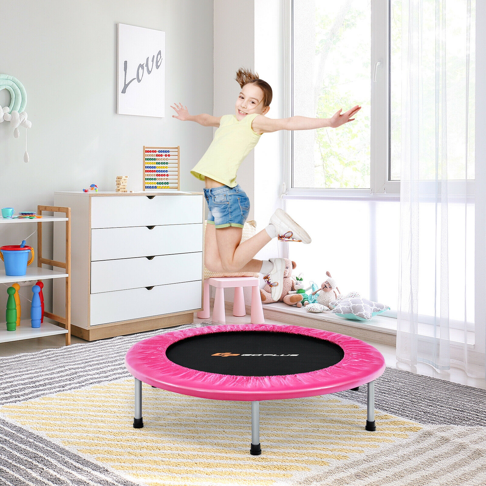 Mocne sprężyny i ochronny kołnierz różowej trampoliny fitness