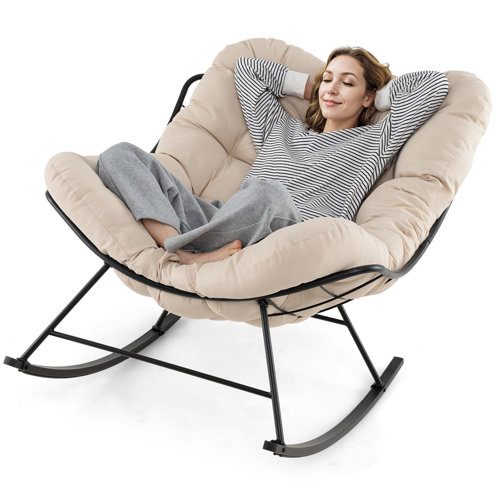 Beżowy fotel bujany Papasan w eleganckim salonie