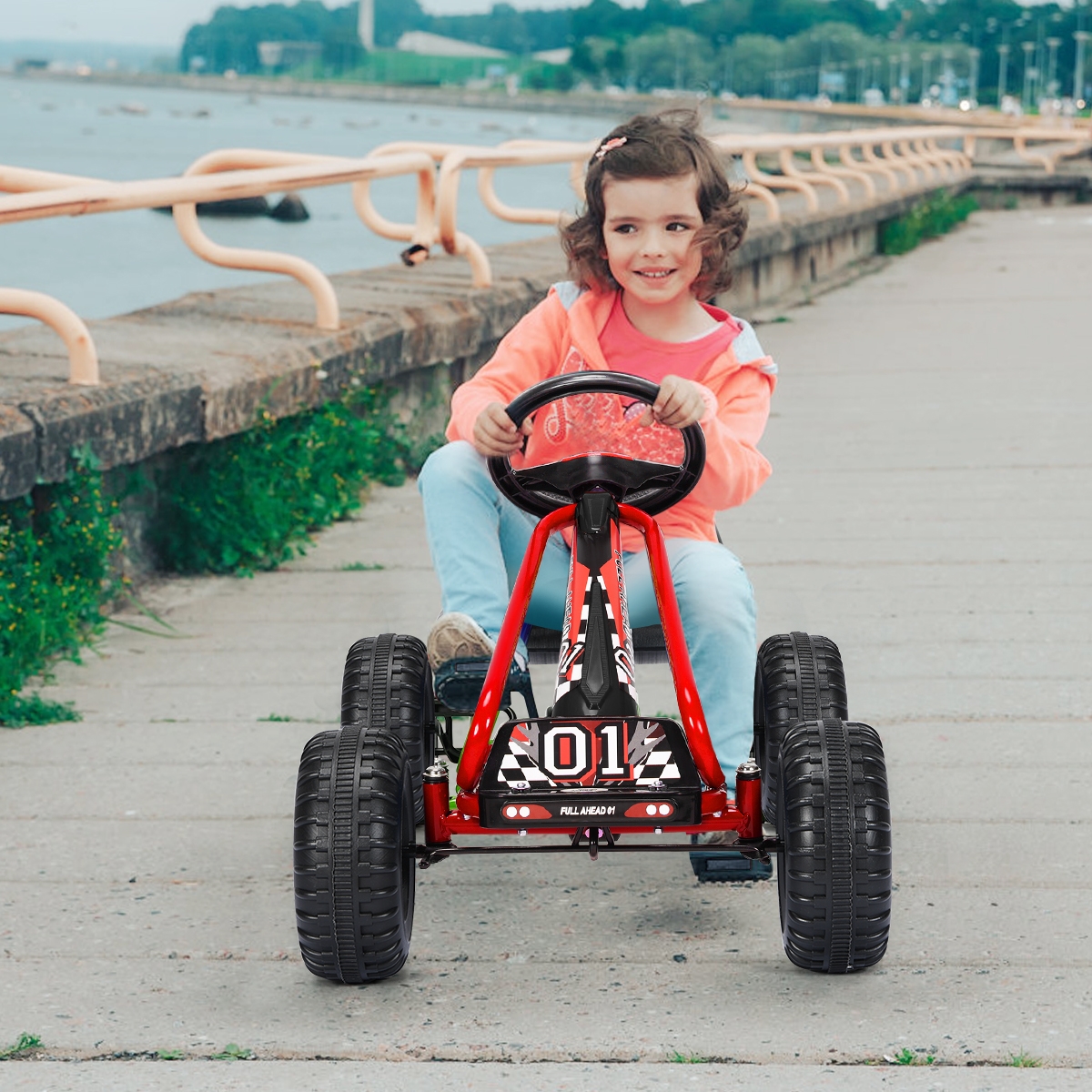 Czerwony gokart z bezpiecznym hamulcem ręcznym