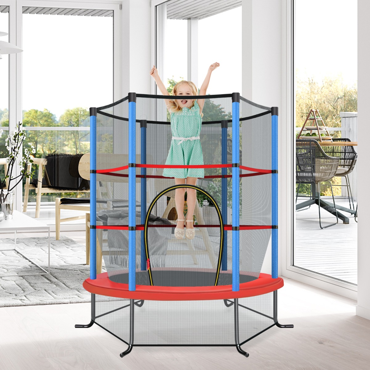 Dziecko skaczące na niebieskiej trampolinie z podwójną siatką