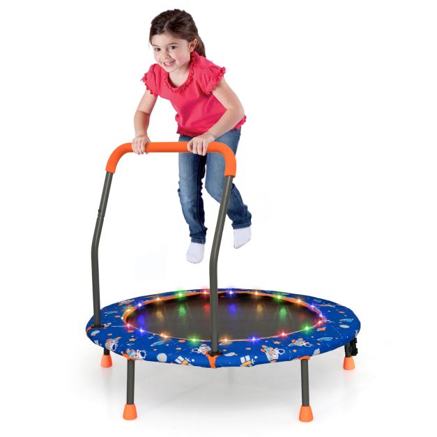 Dziecko skaczące na trampolinie z kolorowymi światłami LED