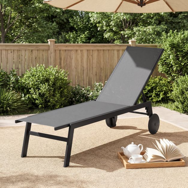 Szary leżak ogrodowy na kołach ułatwiających przesuwanie
