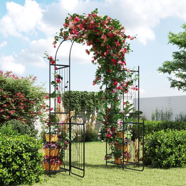 Metalowa pergola ogrodowa z zamykaną bramką i ozdobnymi łukami